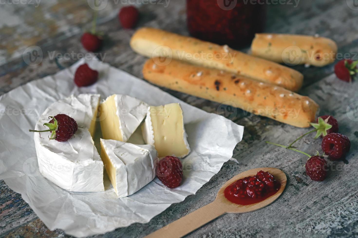 queso camembert con salsa de frambuesa foto