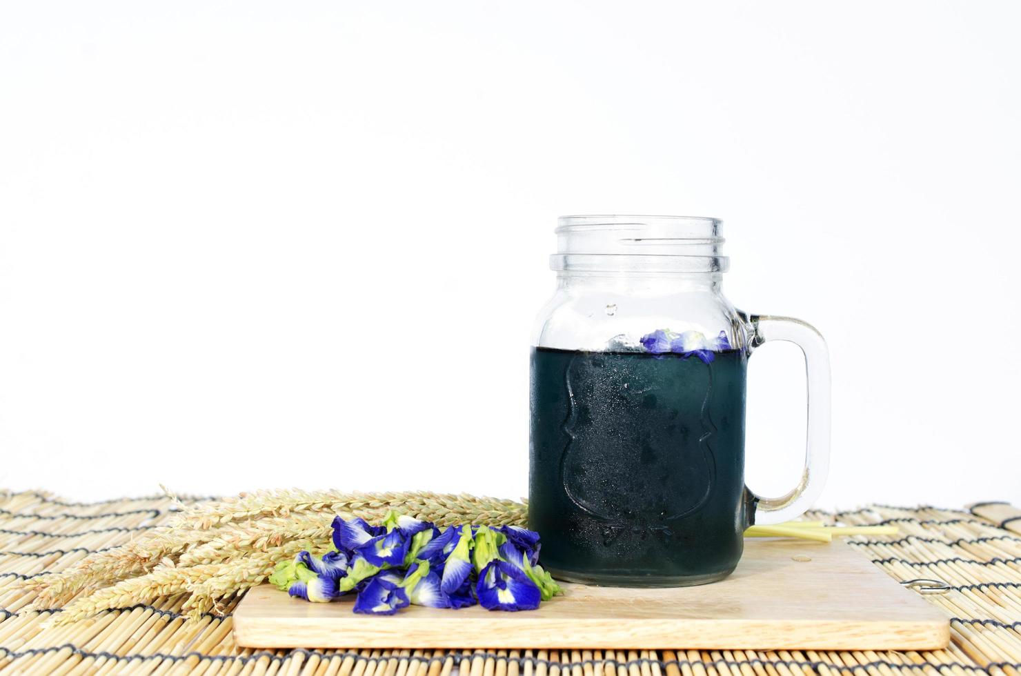 Bebida azul de guisantes de mariposa sobre fondo blanco. foto