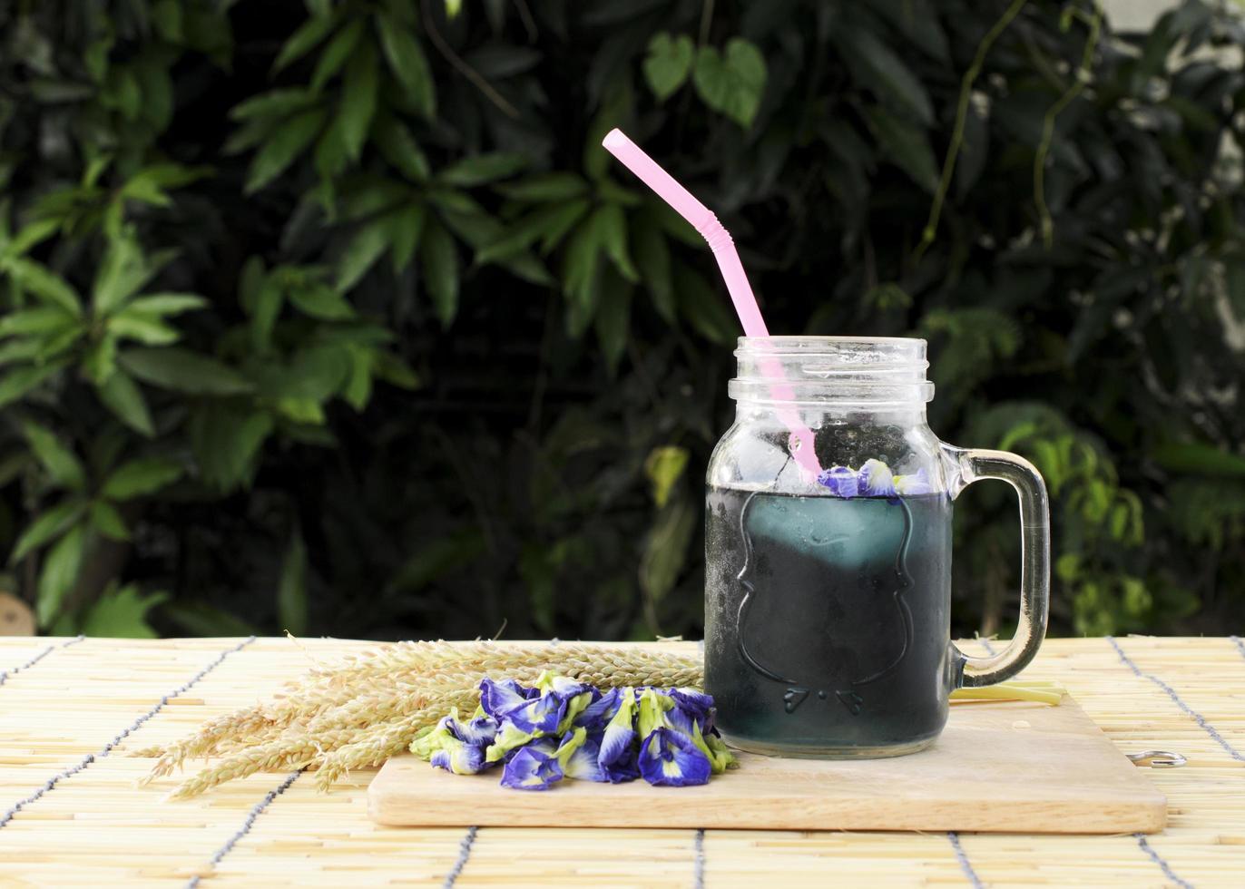 Bebida azul helada con flores de guisante de mariposa foto