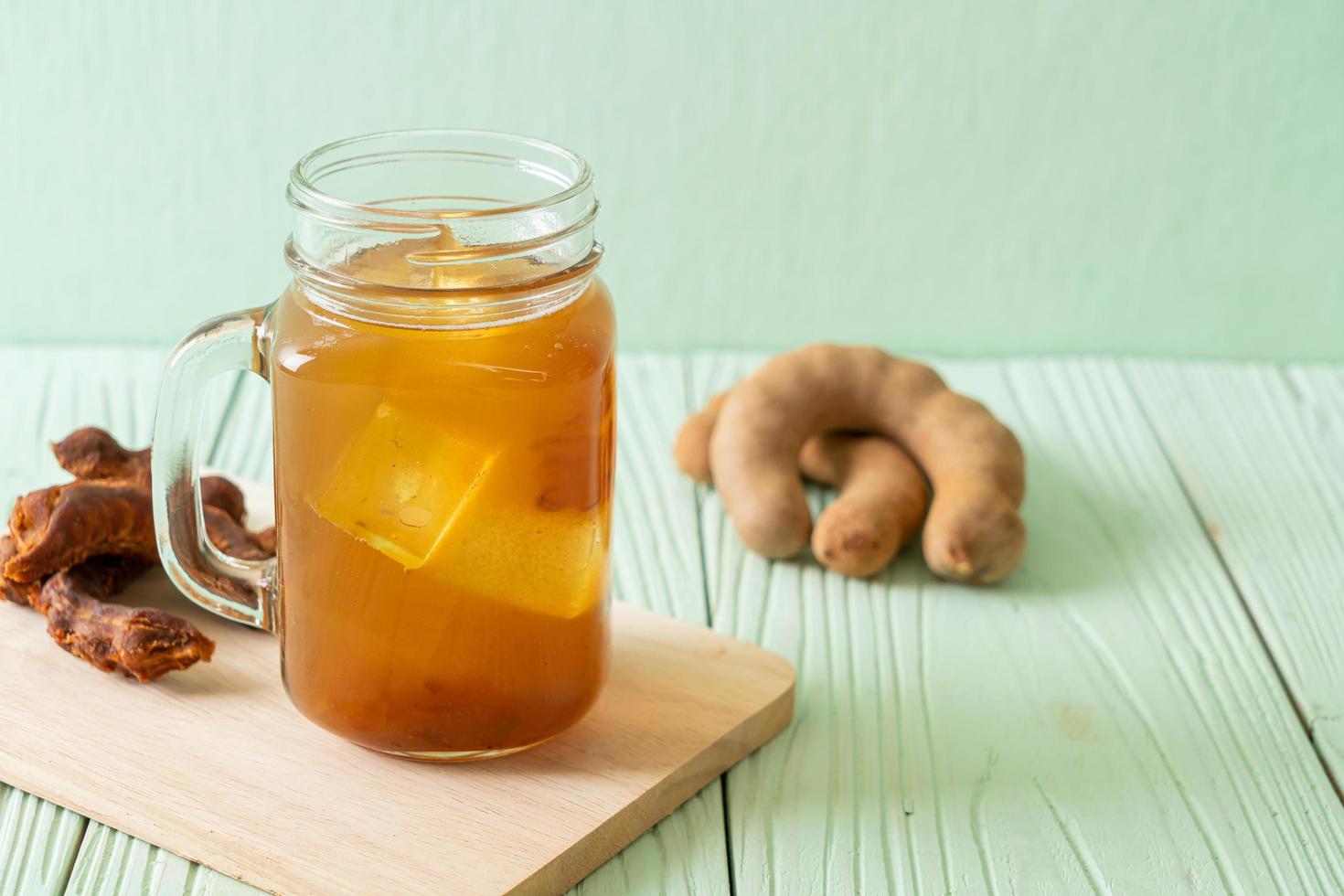 Deliciosa bebida dulce jugo de tamarindo y cubito de hielo. foto