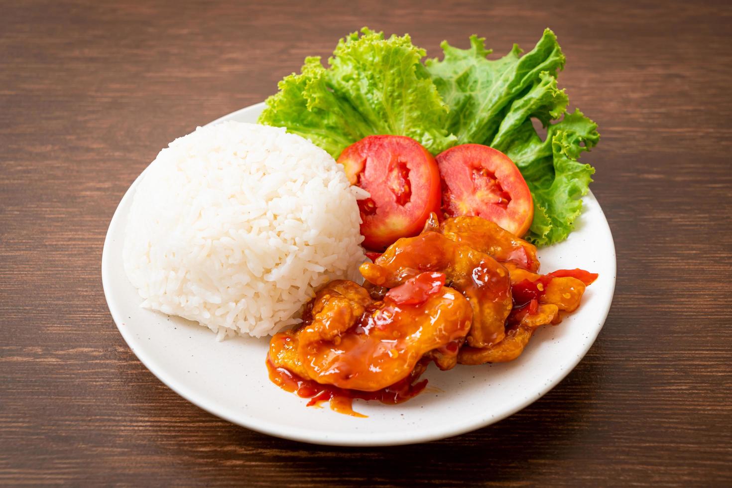 pescado frito cubierto con salsa de chile de 3 sabores con arroz foto