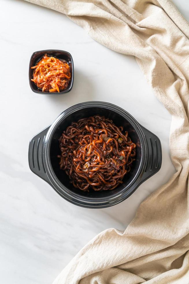 espaguetis negros coreanos o fideos instantáneos con salsa chajung asada foto