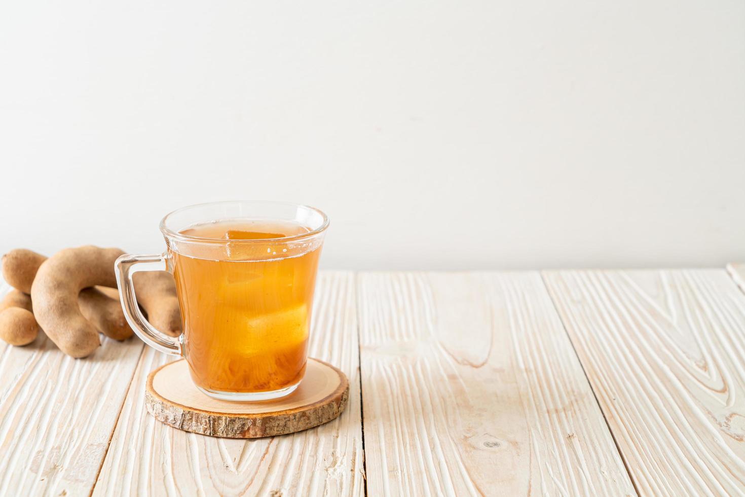 Deliciosa bebida dulce jugo de tamarindo y cubito de hielo. foto