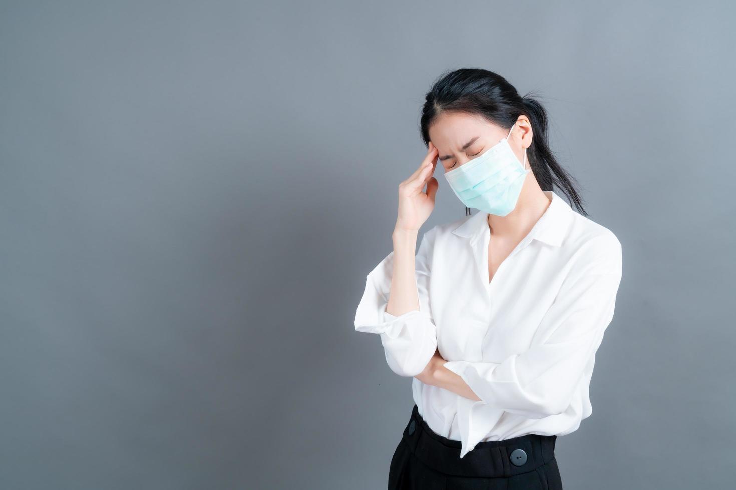 mujer asiática con mascarilla médica protege el filtro de polvo covid 19 foto