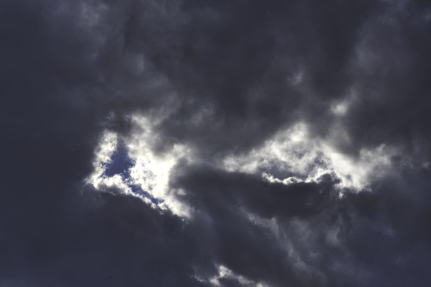 nubes de tiempo con claros destellos en el cielo foto