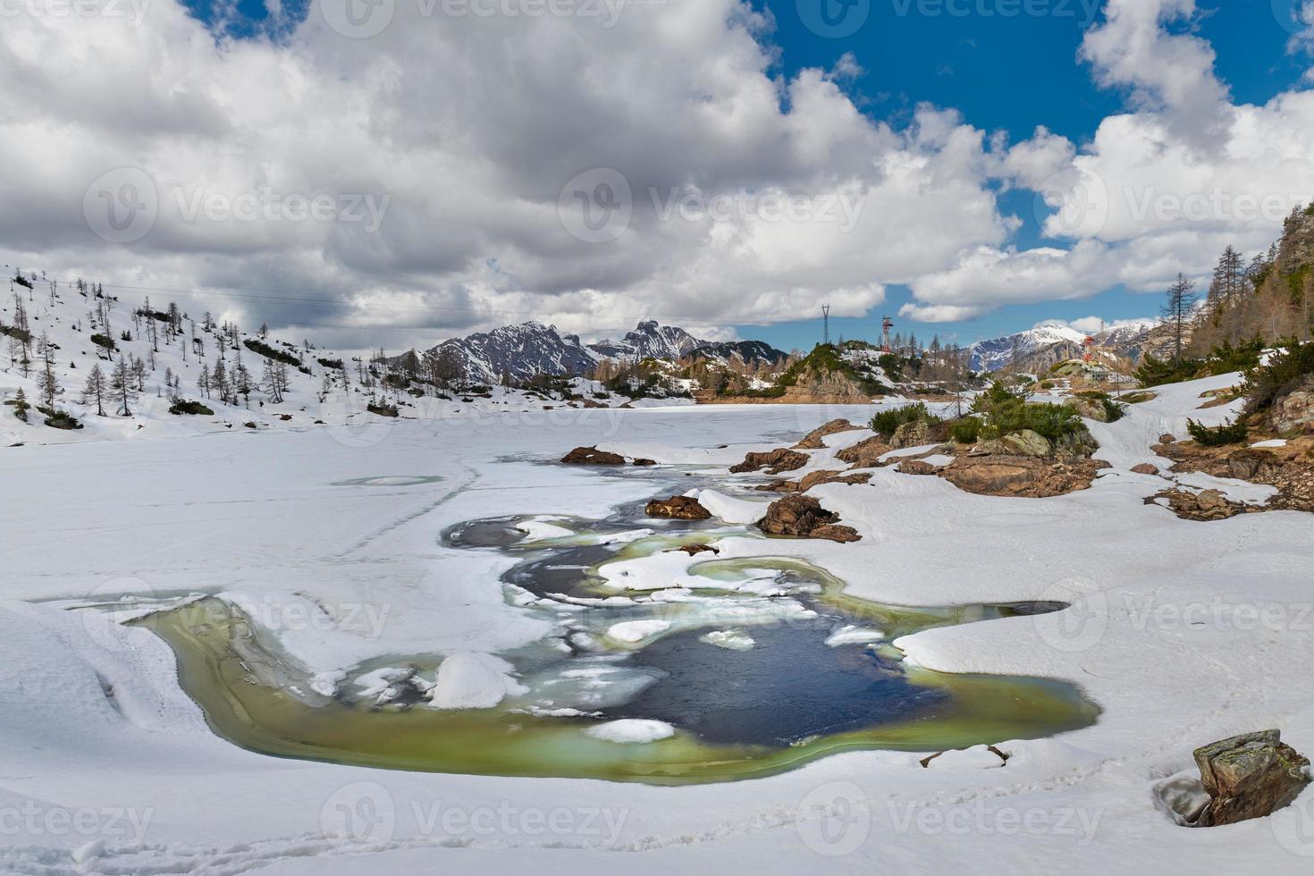 Deshielo en los Alpes italianos en un lago de montaña foto