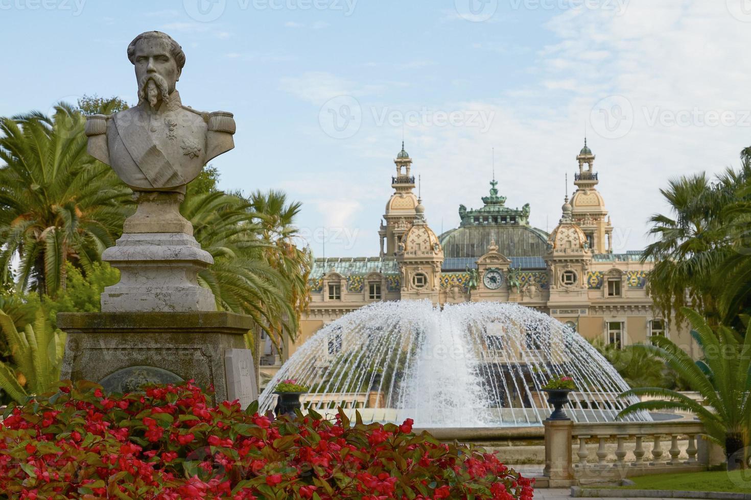 Estatua en frente del mundialmente famoso Grand Casino de Monte Carlo en Mónaco foto