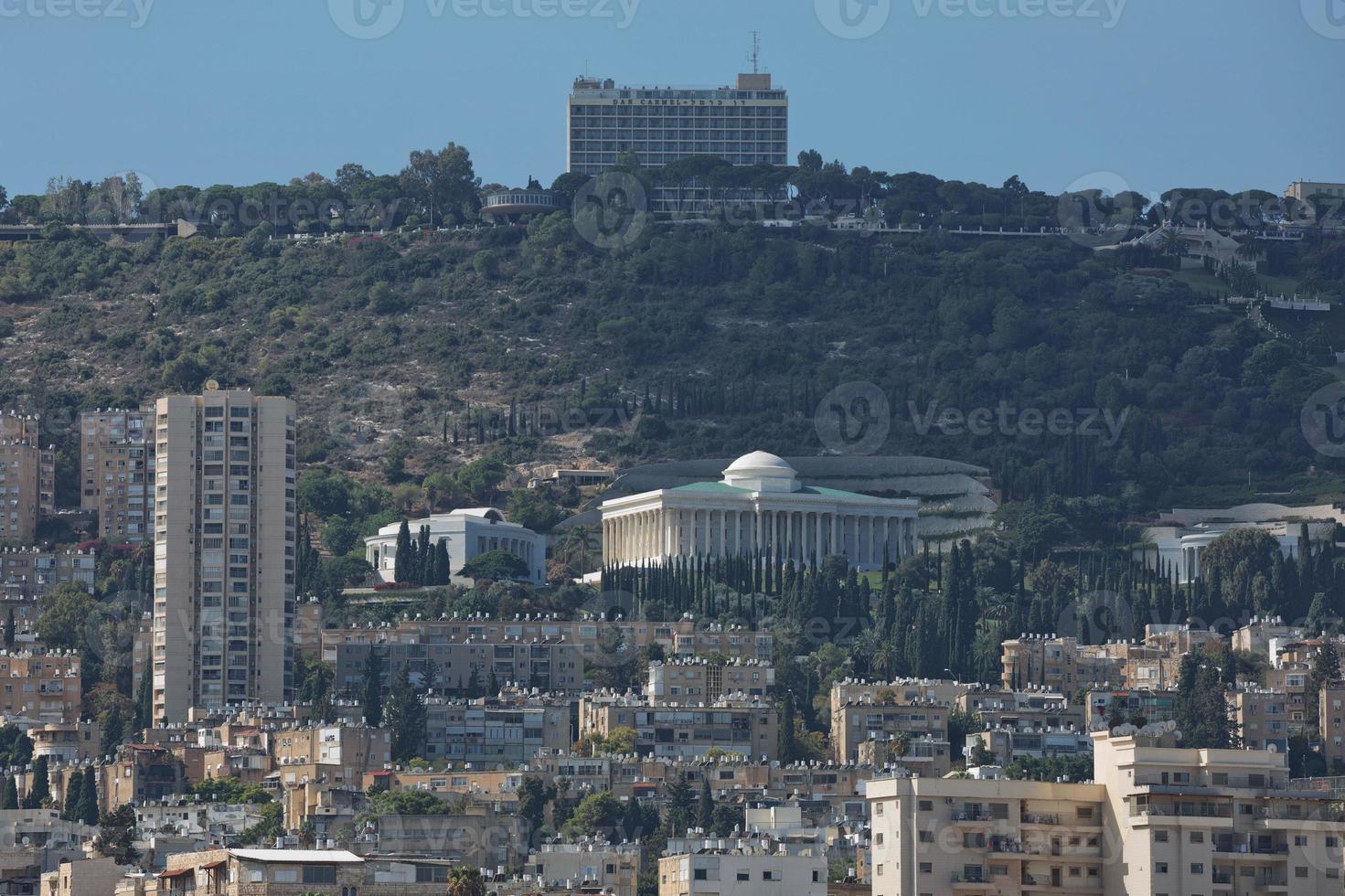 La ciudad de Haifa en Israel situada en la llanura costera mediterránea foto