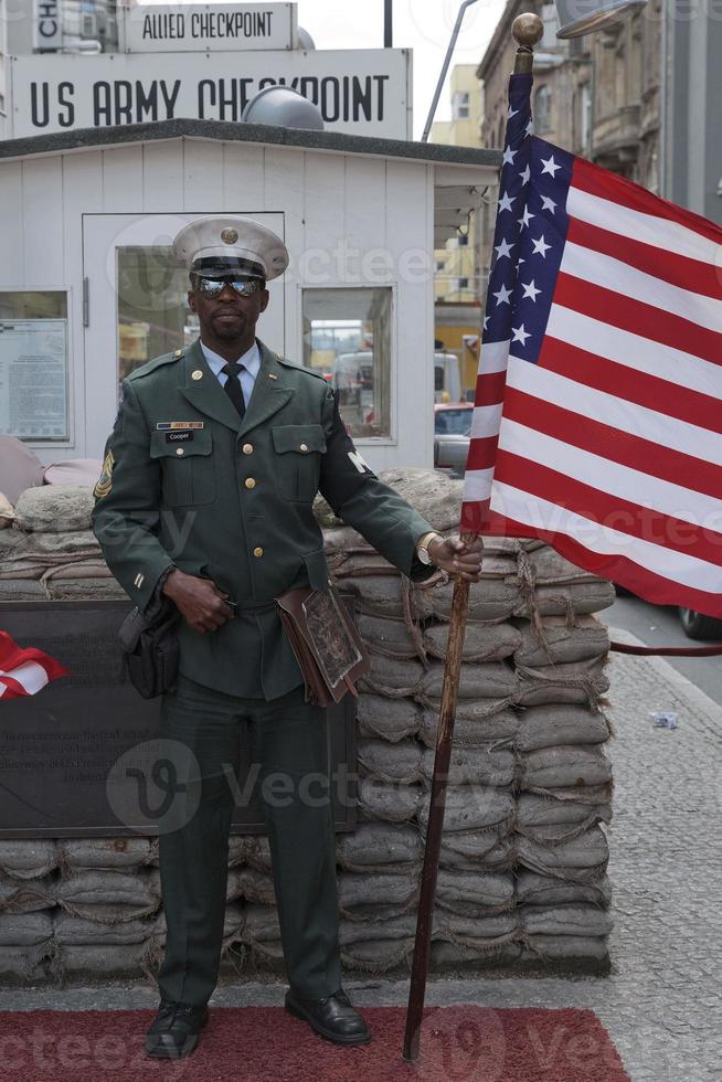 Checkpoint Charlie en Berlín, Alemania fue el antiguo paso fronterizo entre el oeste y el este de Berlín durante la guerra fría foto