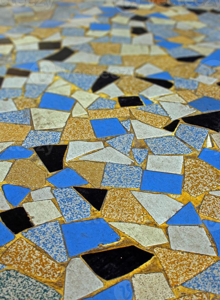 Piso de pavimento de mosaico de azulejos de baldosas blancas y azules negras brillantes foto
