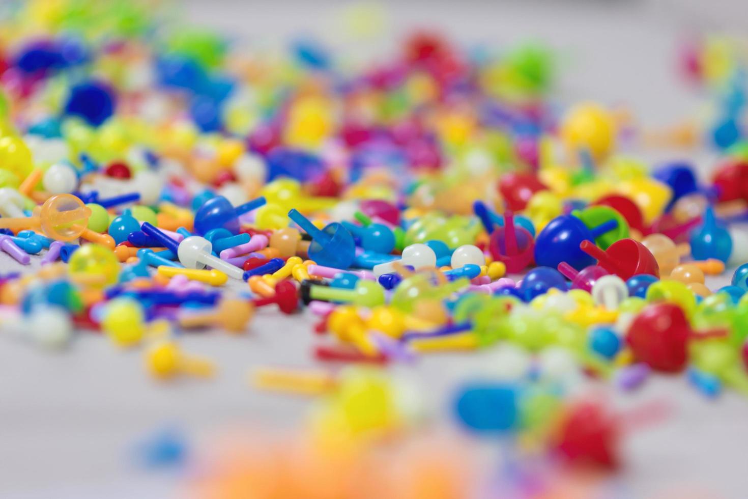 juguetes de plástico de colores y juego de mesa de fijación foto