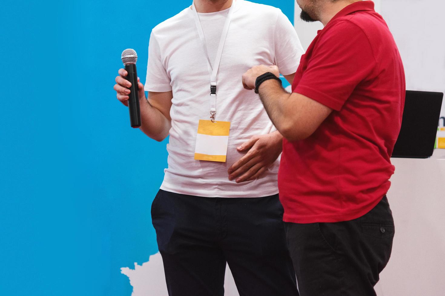 Dos hombres de negocios exitosos con presentación durante el seminario de datos y negocios éxito y concepto de negocio foto