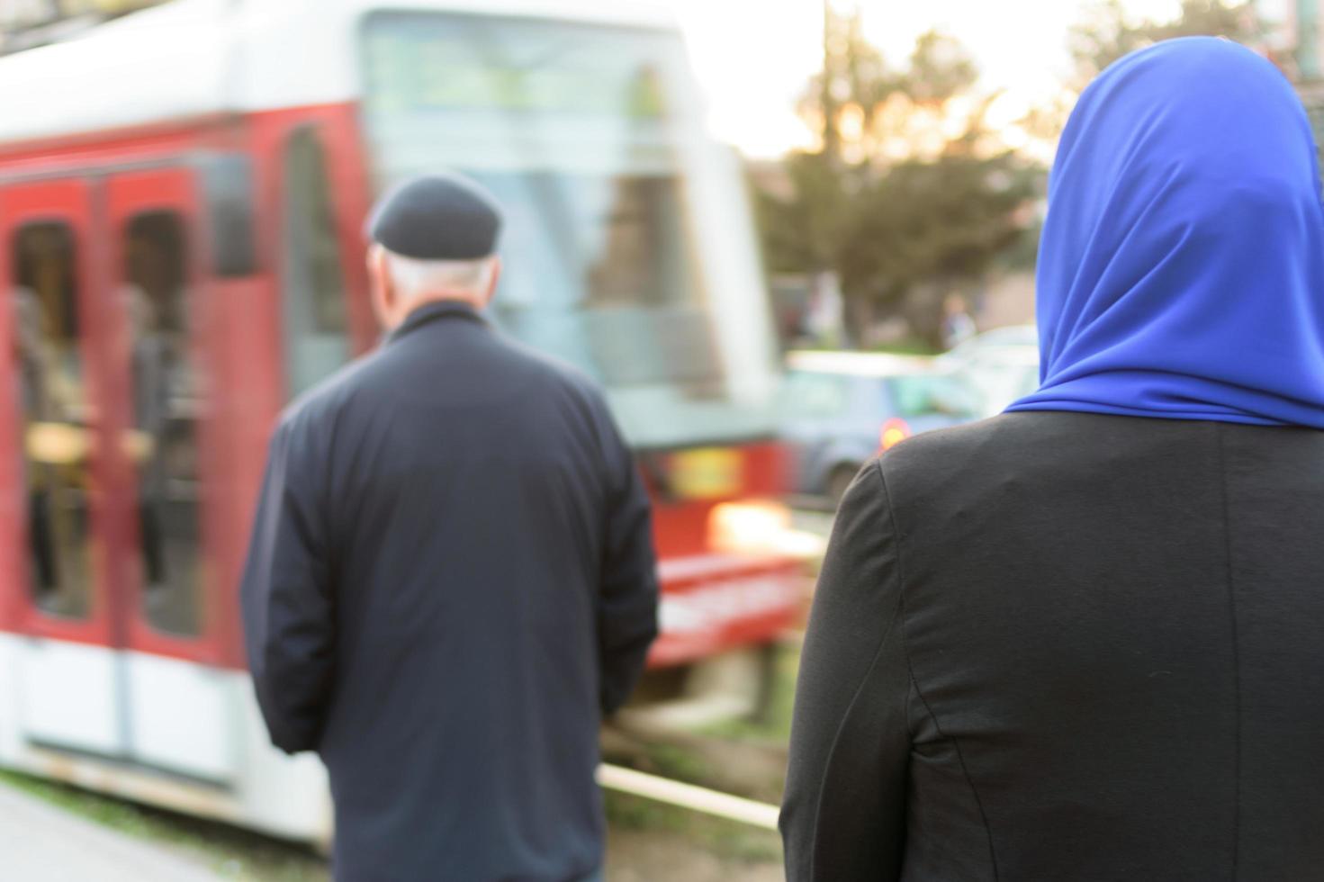 mujer musulmana esperando un tranvía foto