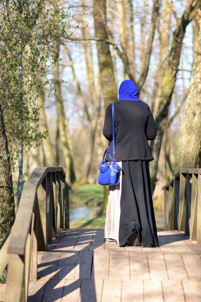 mujer musulmana disfrutando al aire libre foto