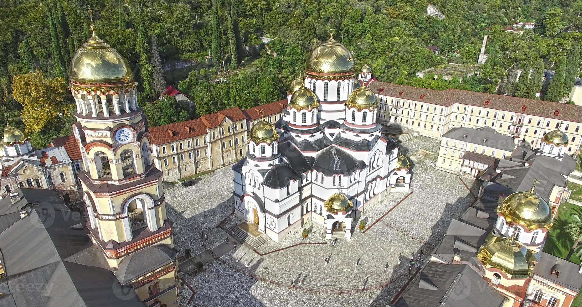 Vista aérea del nuevo monasterio de Athos en Abjasia. foto