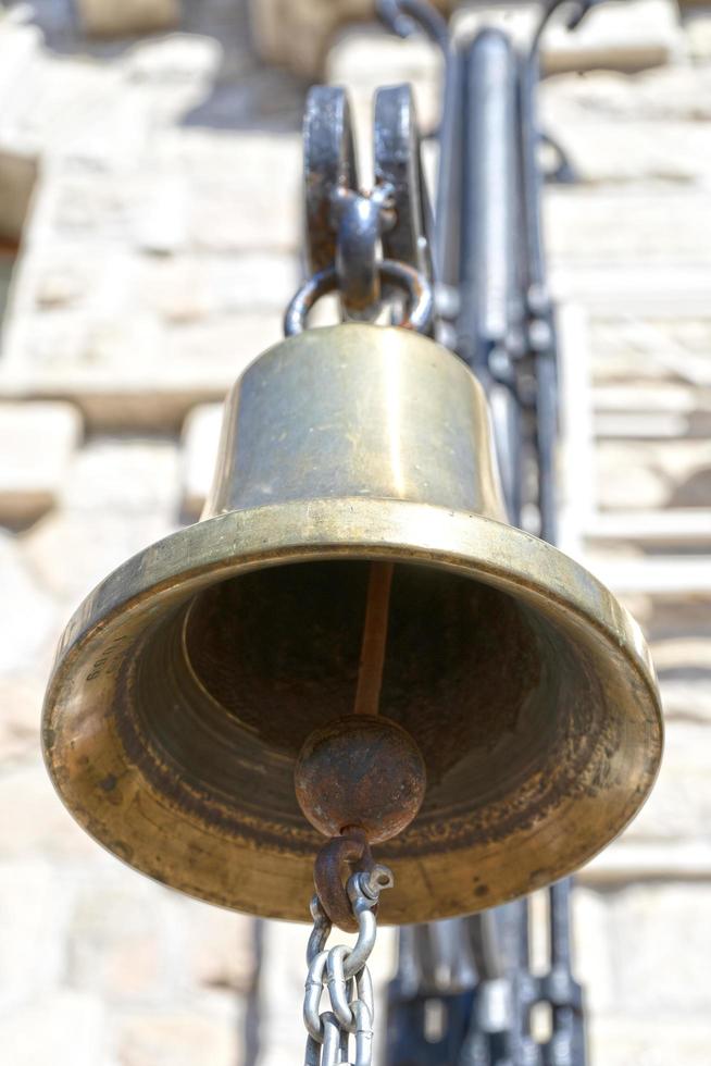 Campana de cobre de cerca sobre un fondo borroso foto