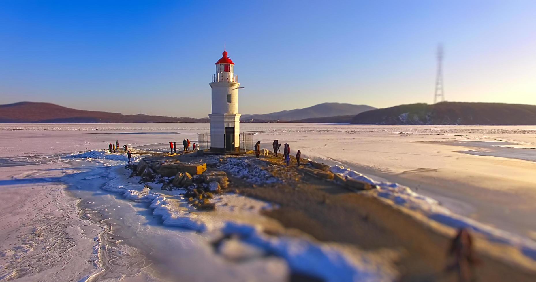 estudio aéreo del paisaje marino con vistas del faro de vladivostok foto