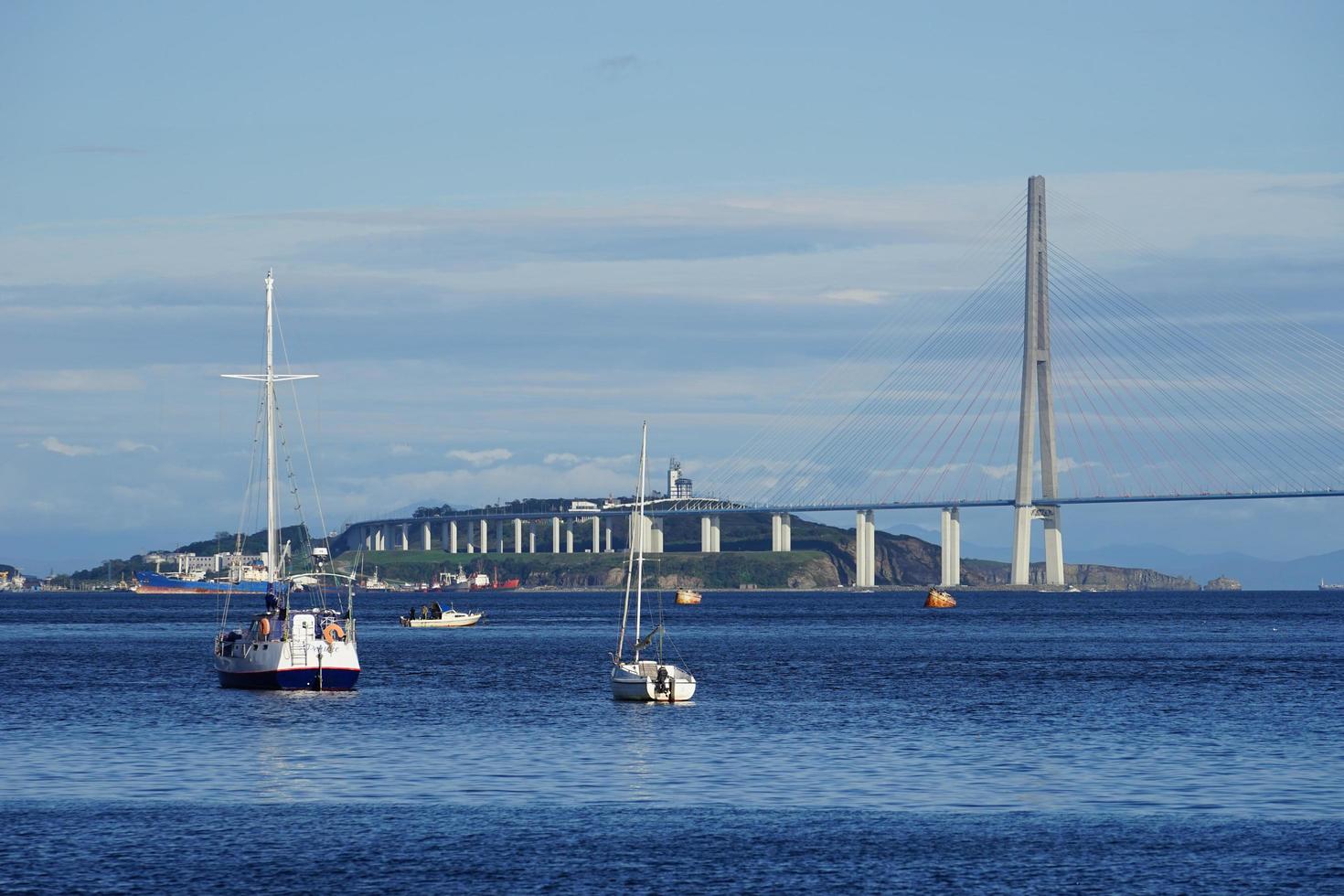 paisaje marino con vistas al puente ruso y a los barcos foto