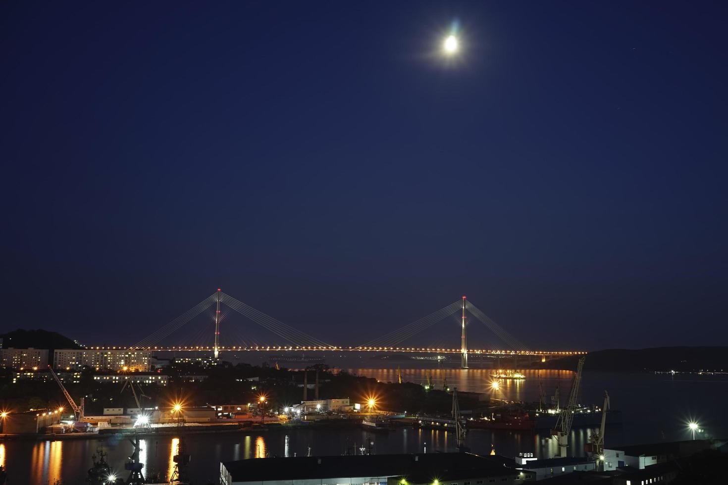 paisaje nocturno con vistas al puente ruso foto