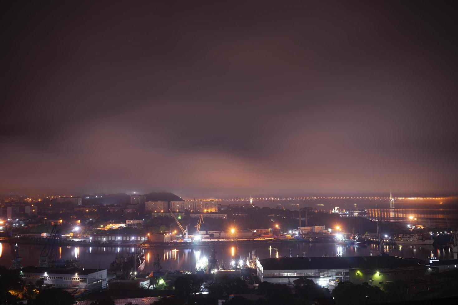 paisaje nocturno con vistas a la bahía diomede vladivostok rusia foto