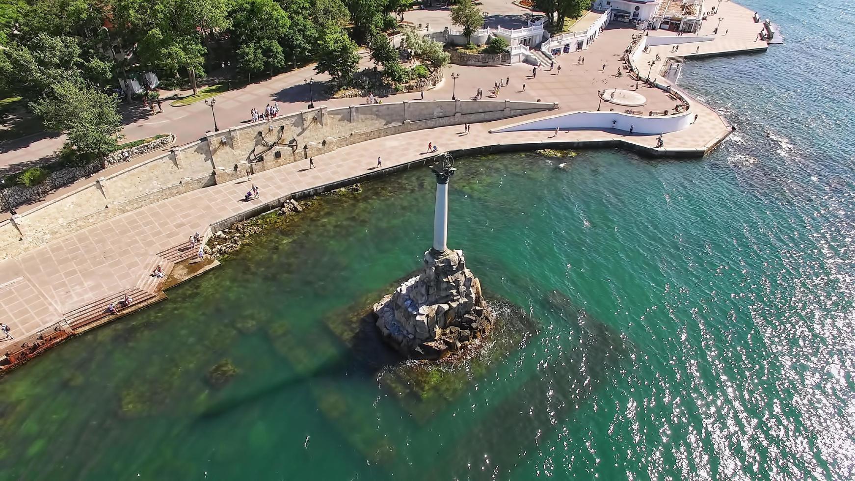 fotografía aérea del monumento a los barcos muertos en sebastopol foto