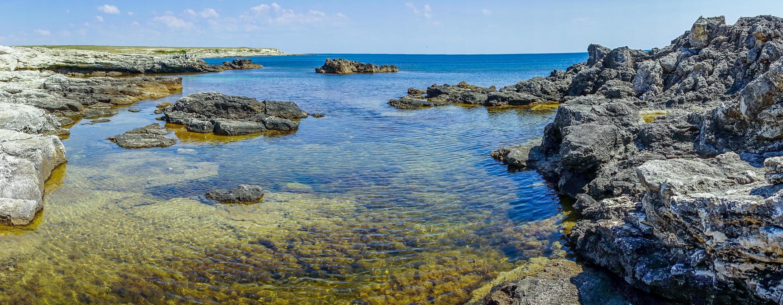 la costa escarpada y escarpada del cabo tarkhankut foto