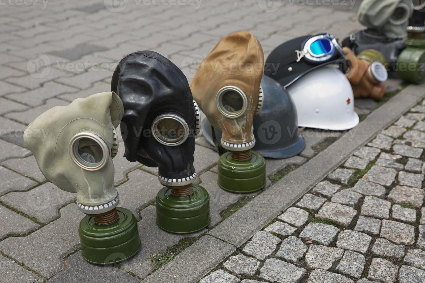 Máscaras de gas de la Segunda Guerra Mundial se muestran en la calle para turistas como recuerdo foto