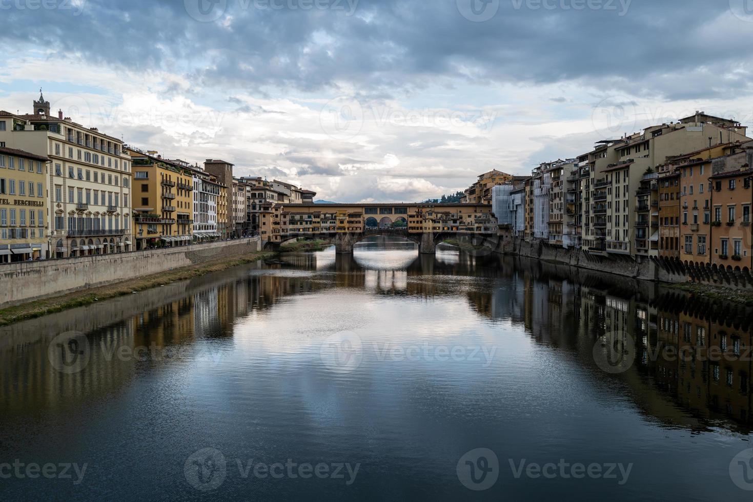 una vista del arno desde un puente en florencia foto