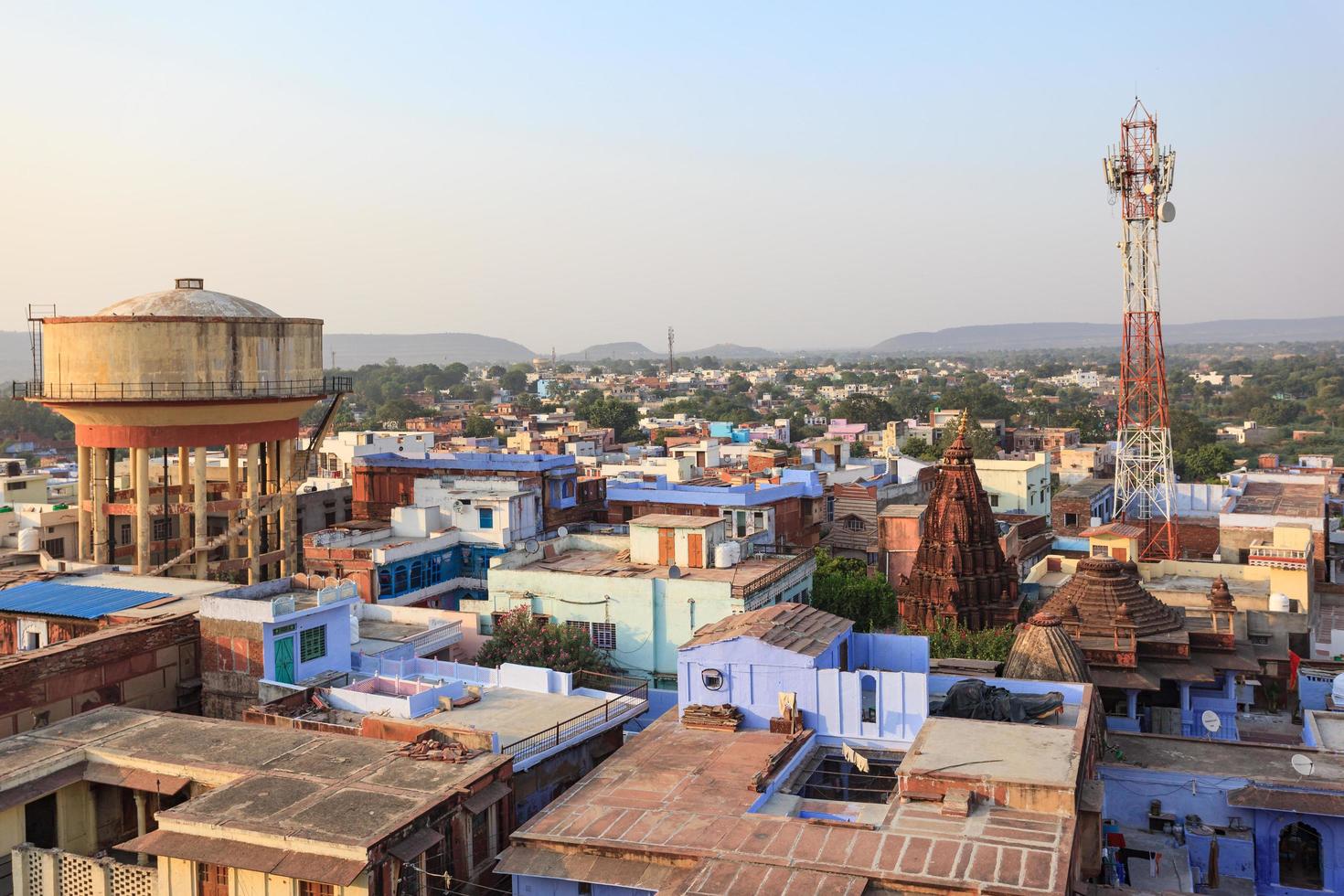 Vista de Karauli desde el palacio de la ciudad, Rajasthan, India foto