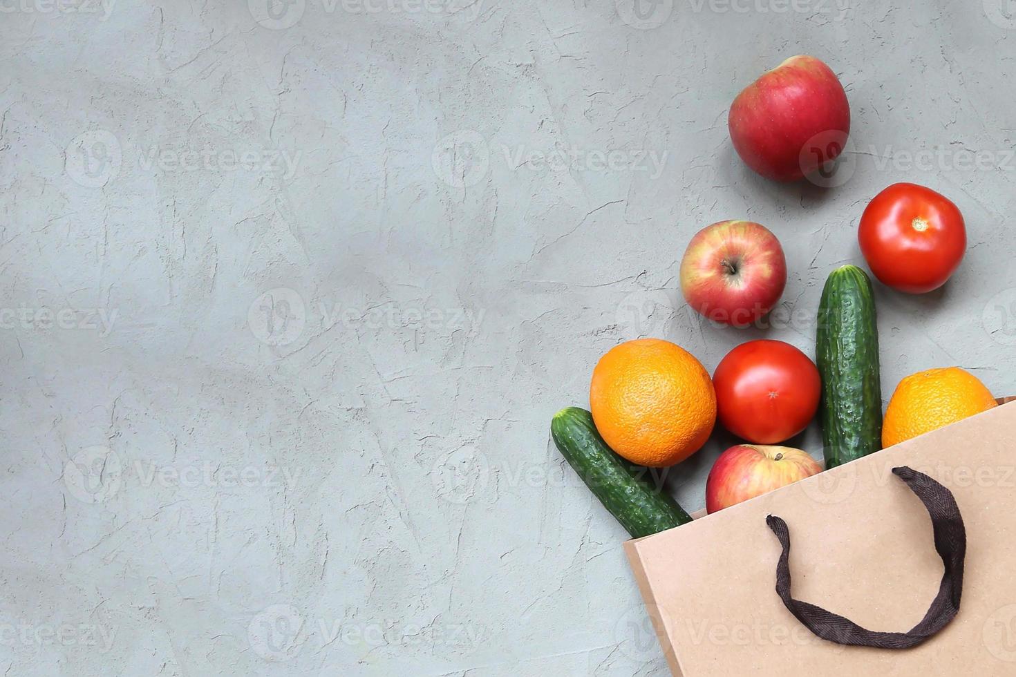 bolsa de papel verduras y frutas foto