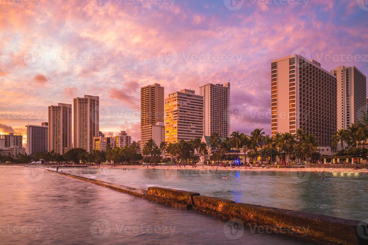 Horizonte de Honolulu en la playa de Waikiki Hawaii, EE. foto