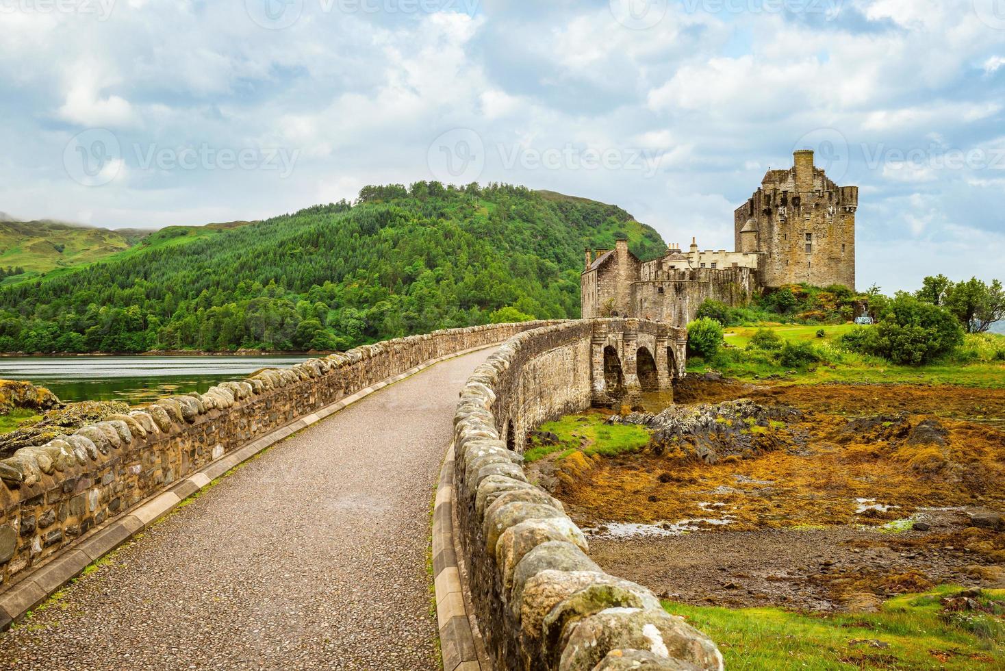 Castillo de Eilean Donan en el altiplano occidental de Escocia, Reino Unido foto