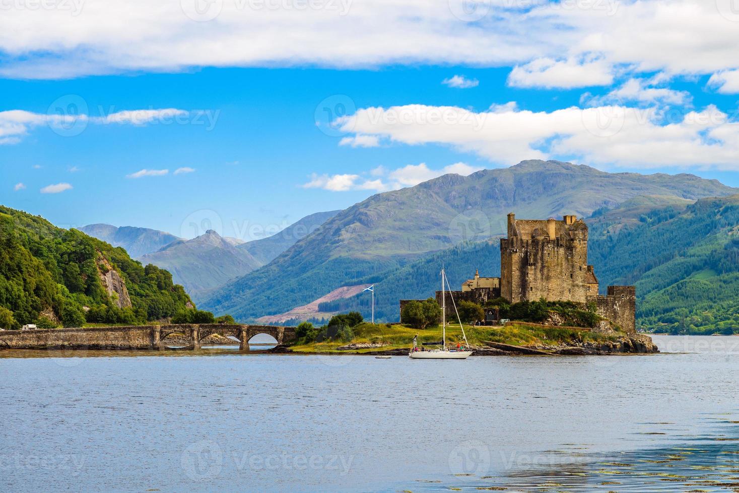 Castillo de Eilean Donan en el altiplano occidental de Escocia, Reino Unido foto