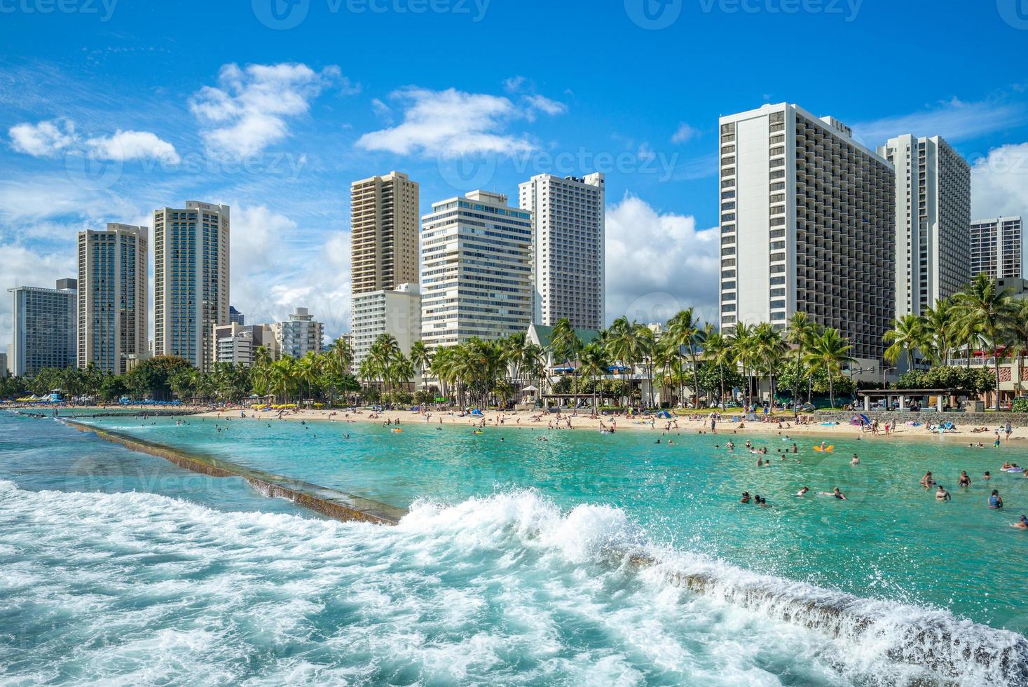 Horizonte de Honolulu en la playa de Waikiki Hawaii, EE. foto