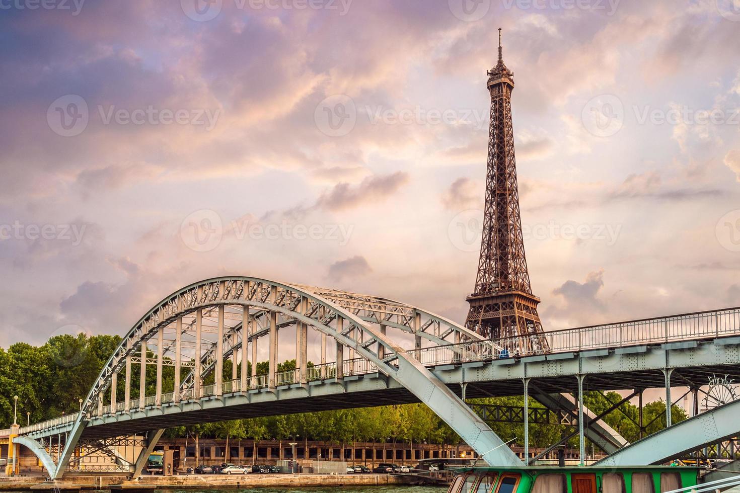 La torre Eiffel y el puente Passerelle debilly en París Francia foto