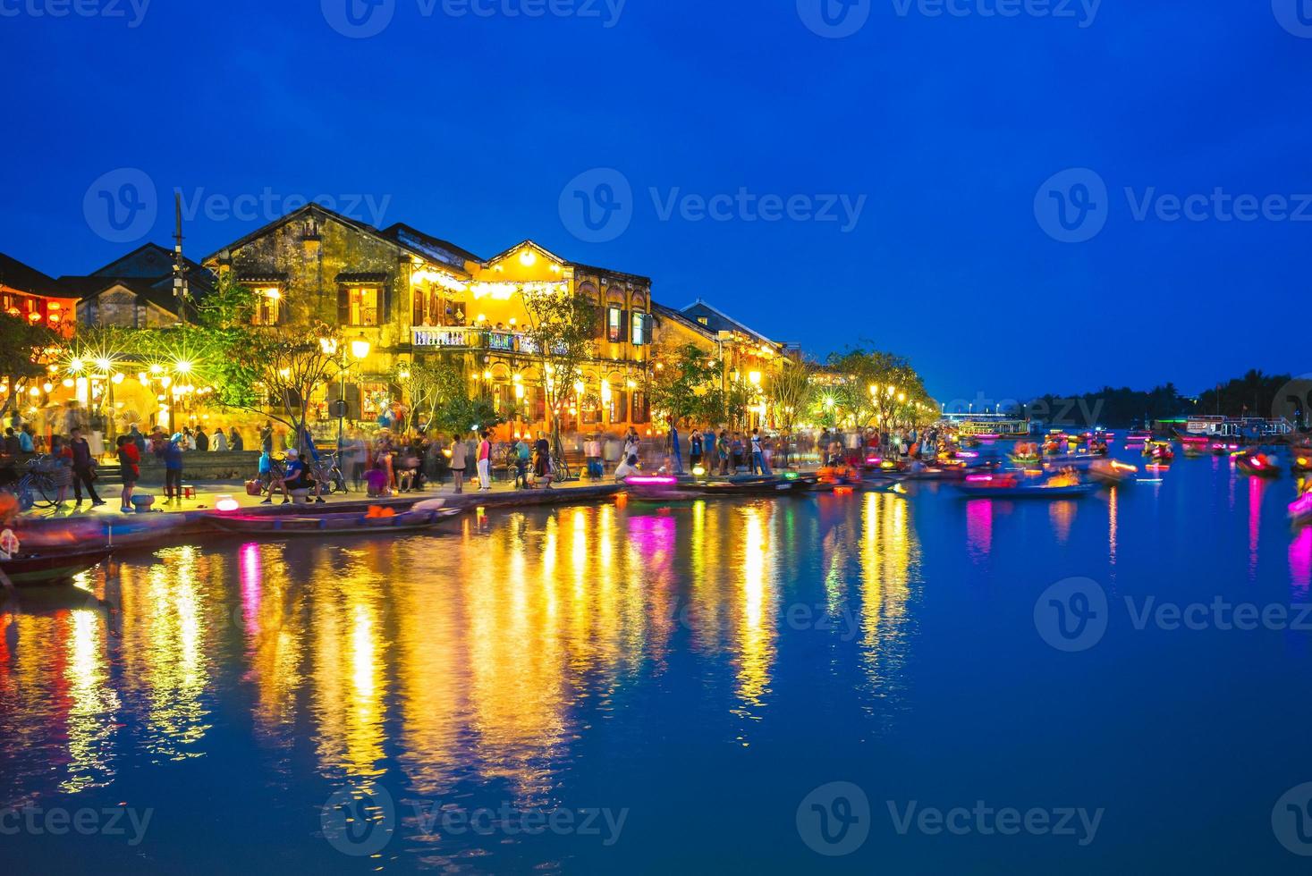 Hoi una ciudad antigua por el río Thu Bon en Vietnam por la noche foto