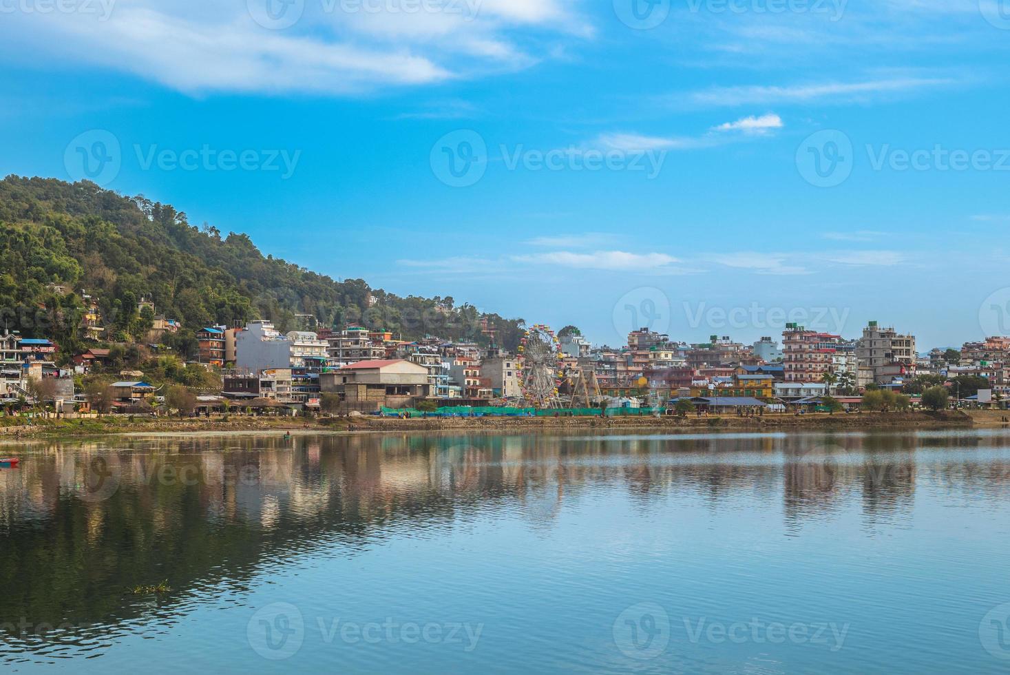 paisaje del lago fewa en pokhara nepal foto