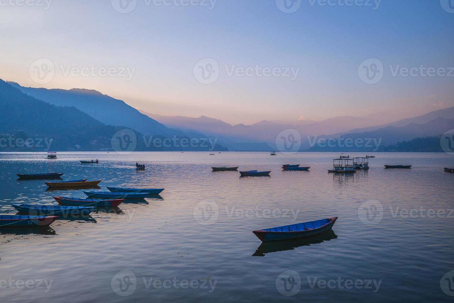 paisaje del lago fewa en pokhara nepal al atardecer foto