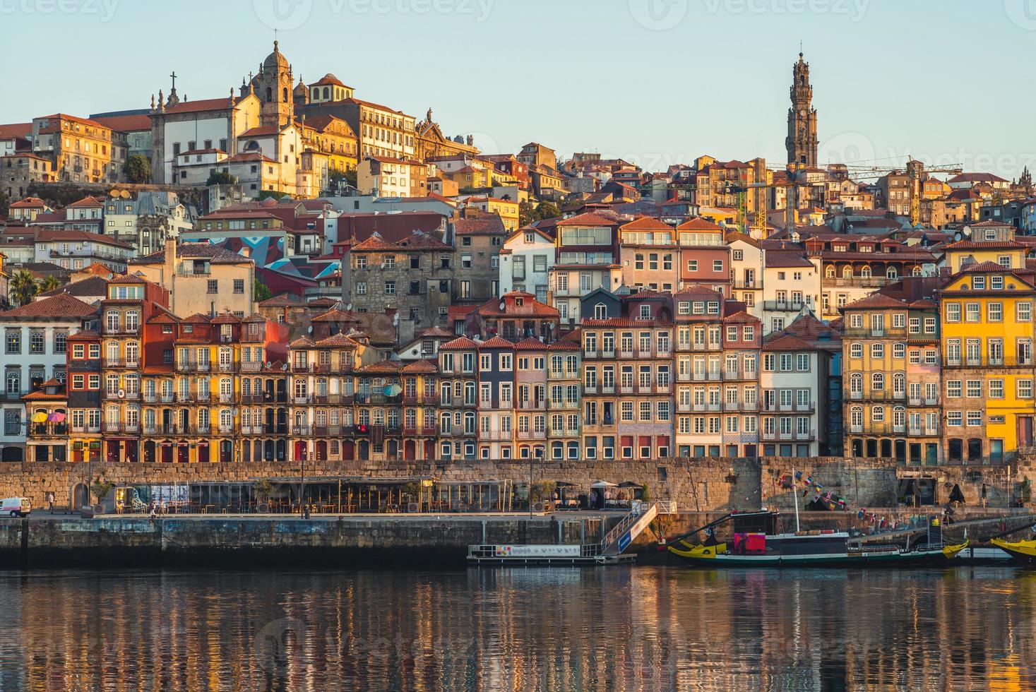 La plaza de la Ribeira en Porto por el río Duero en Portugal foto