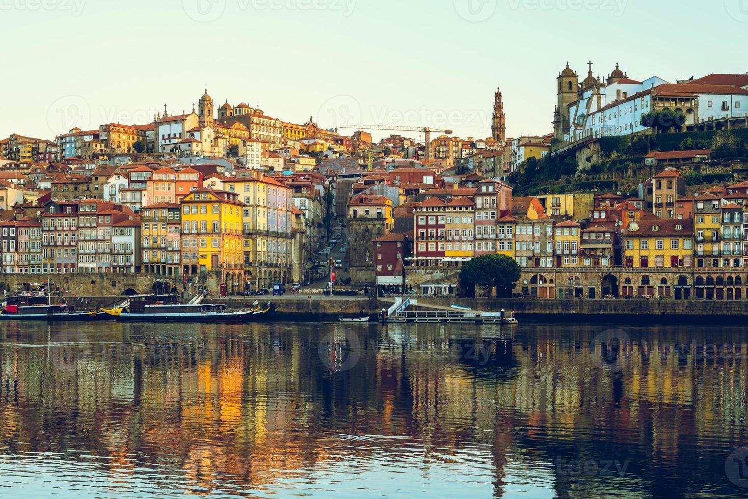 La plaza de la Ribeira en Porto por el río Duero en Portugal foto