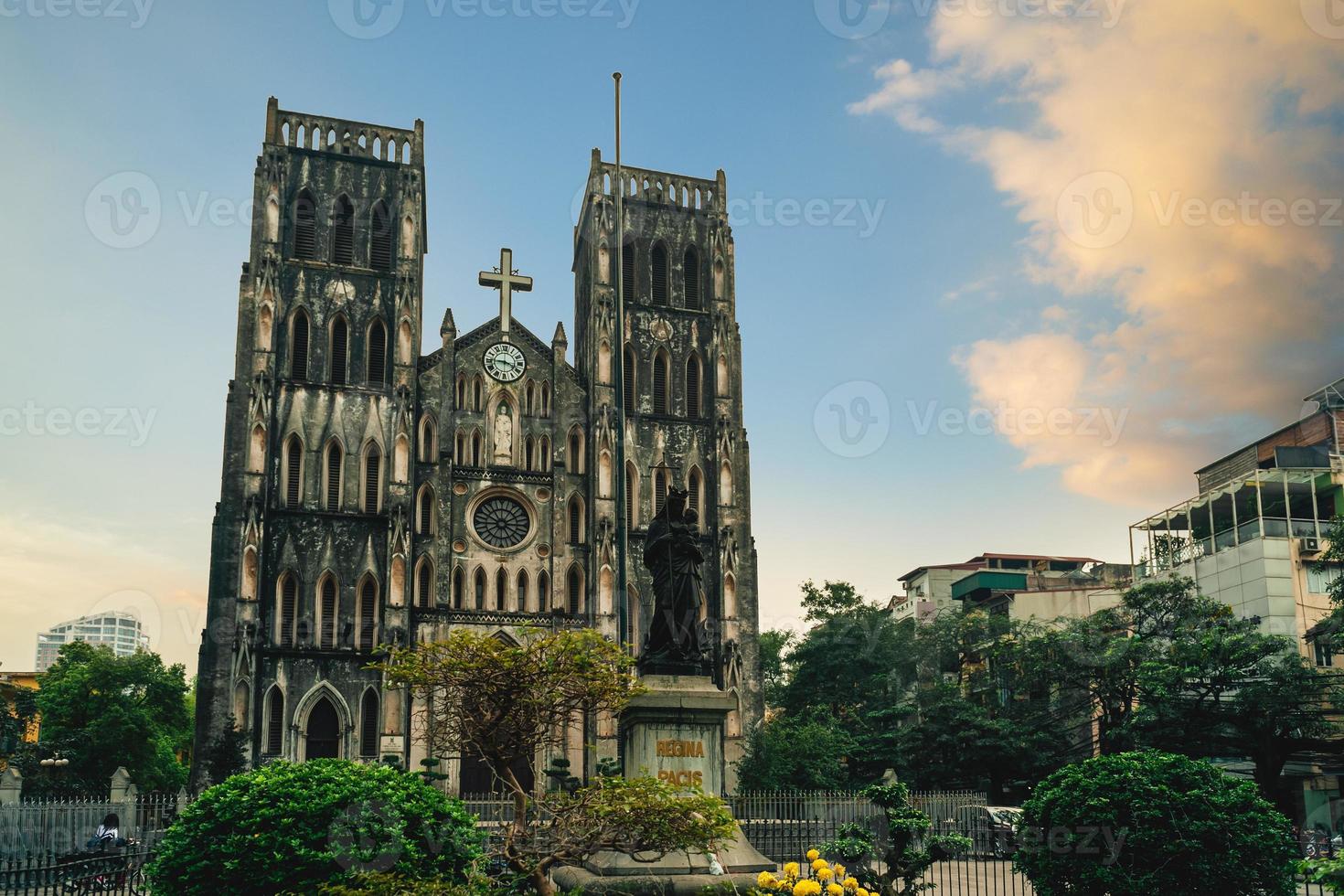 La catedral de San José en la calle de la iglesia de Nha Chung en Hanoi, Vietnam foto