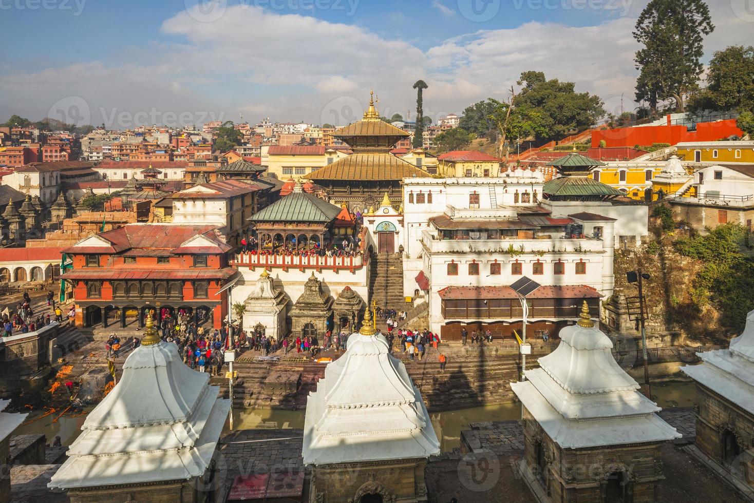 Templo Pashupatinath por el río Bagmati en Katmandú en Nepal foto