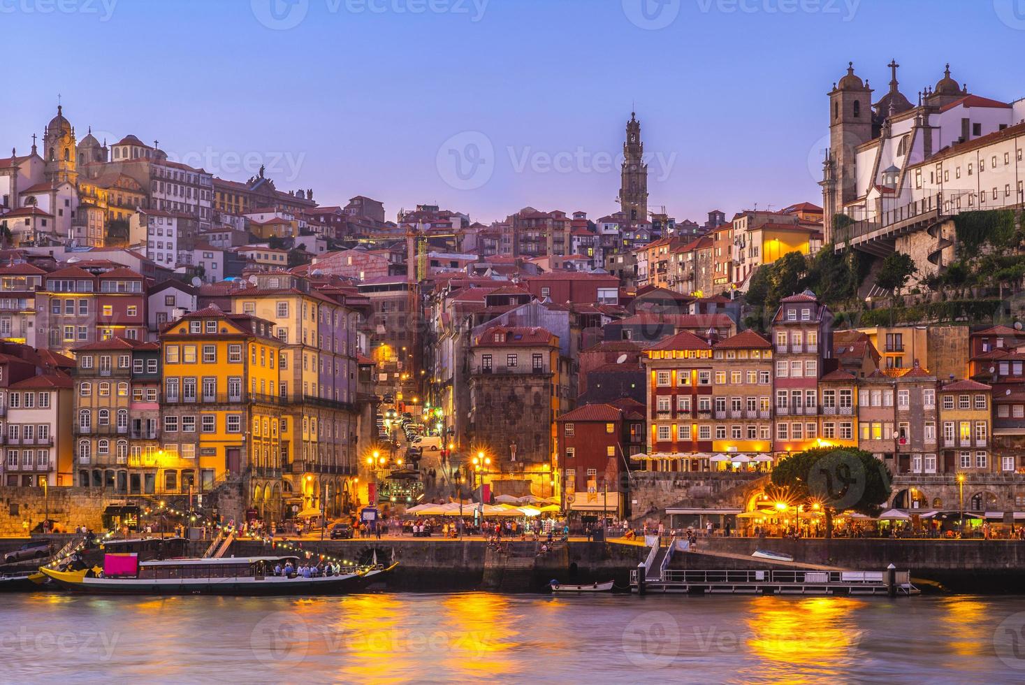 La plaza de la Ribeira en Porto por el río Duero en Portugal foto