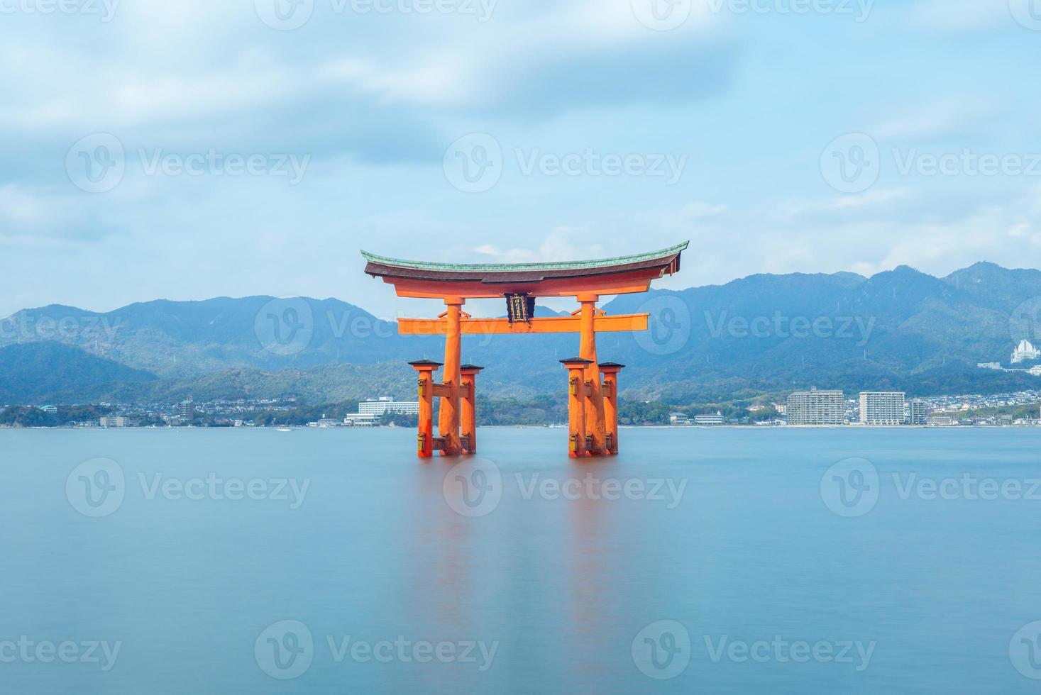 Torii flotante del santuario itsukushima en Hiroshima en Japón foto