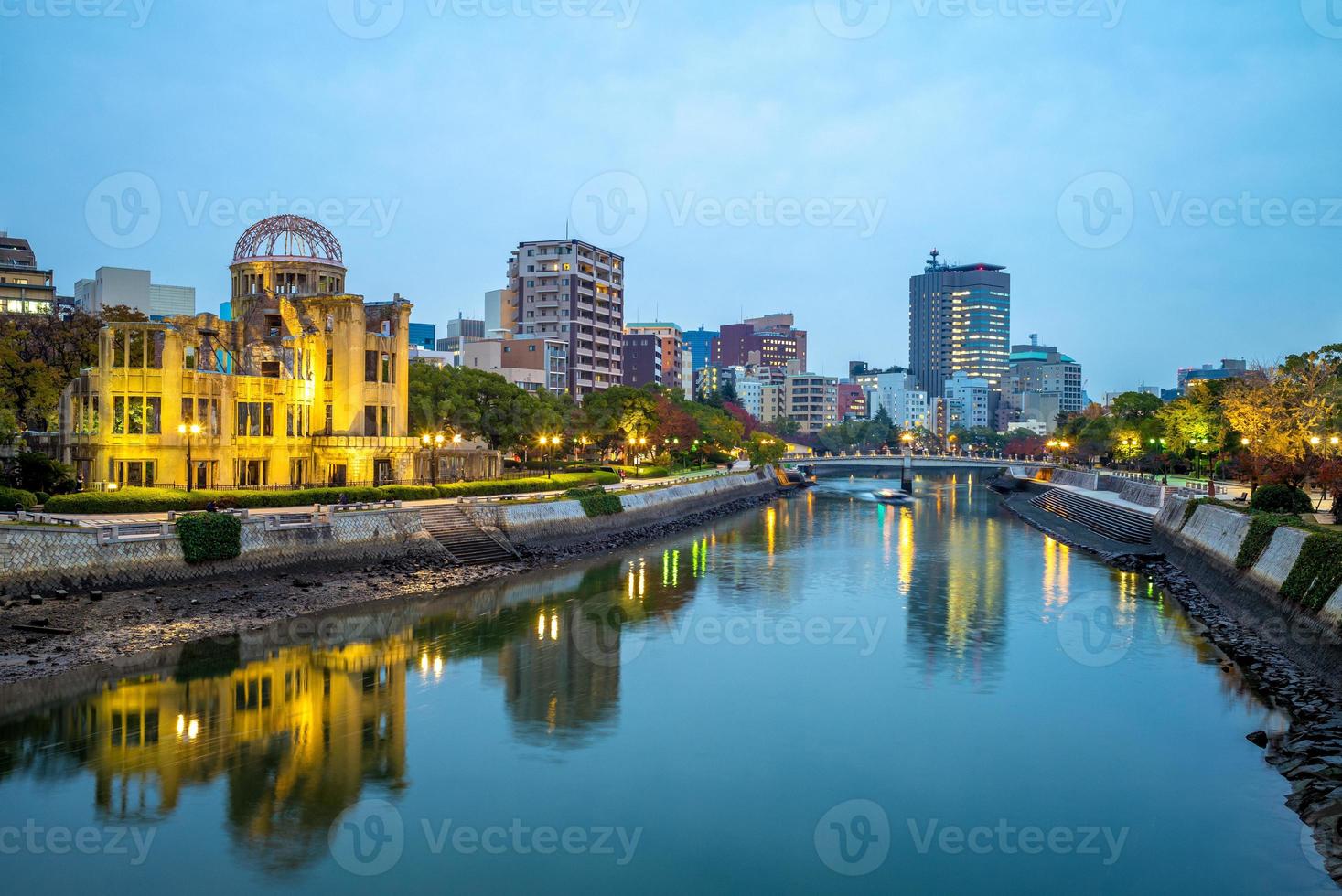 cúpula de genbaku del memorial de la paz de hiroshima en la noche foto