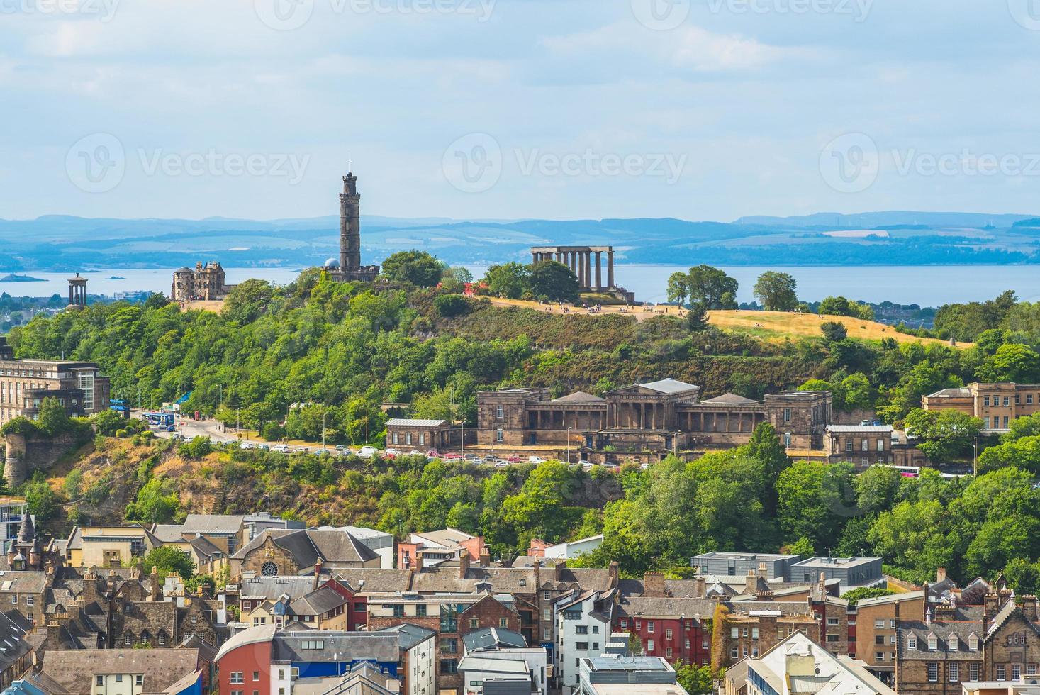 Vista aérea de Edimburgo y Calton Hill en Escocia, Reino Unido foto