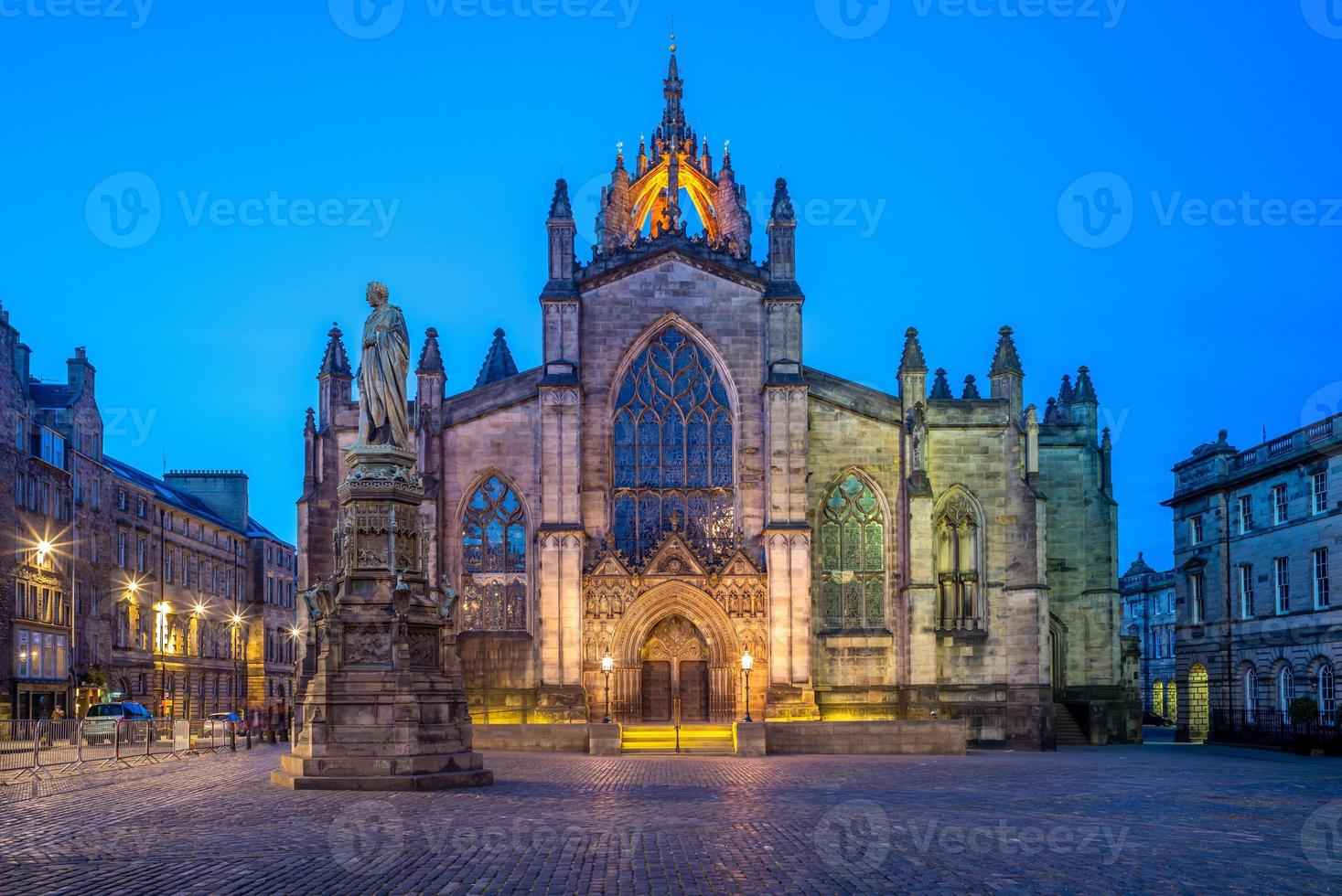 Vista nocturna de la catedral de St Giles en Edimburgo, Escocia foto