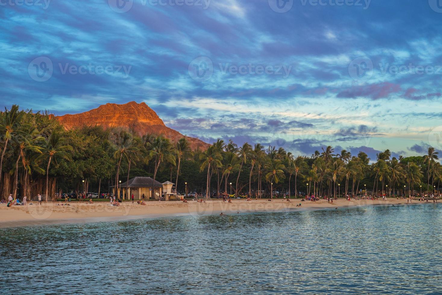 Paisaje de la playa de Waikiki y la montaña Diamond Head, Oahu, Hawaii foto
