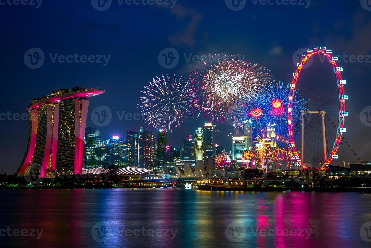 vista nocturna de singapur con fuegos artificiales foto