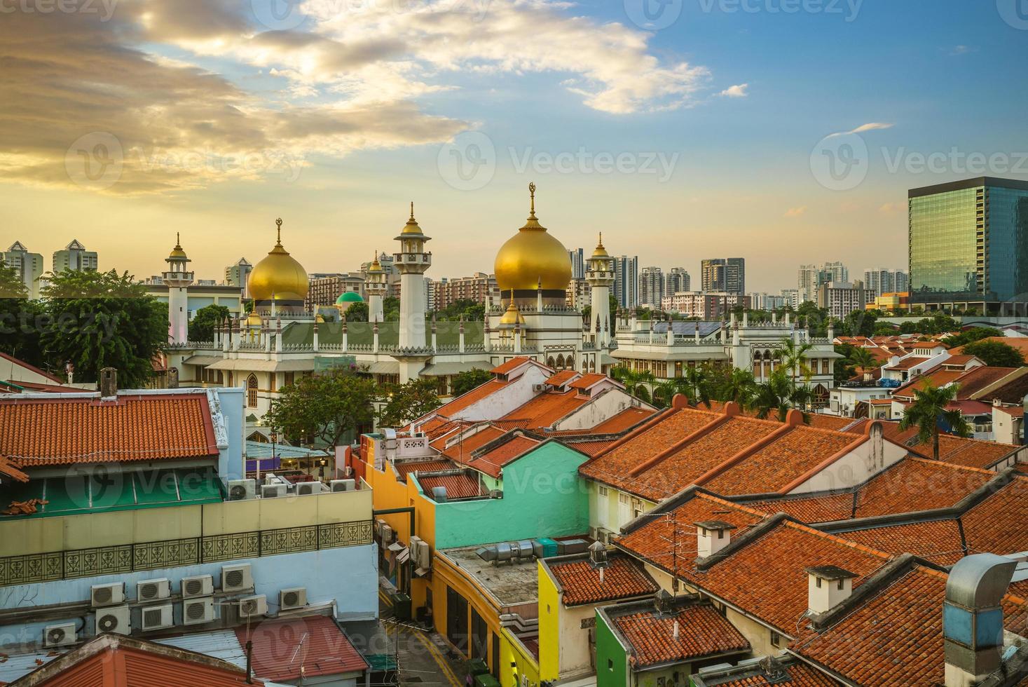 Street y Sultan Masjid por la noche en Singapur. foto